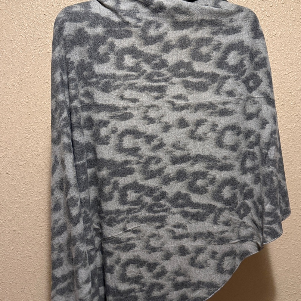 Gray & White Leopard print shawl scarf wrap by Mystree feels like cashmere soft - Picture 4 of 11